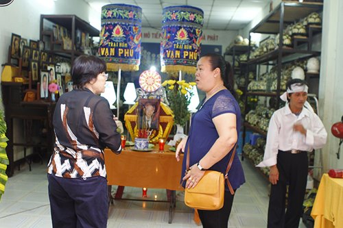 Ánh Tuyết túc trực bên linh cữu nhạc sĩ Thanh Bình - 3