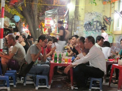 Nắng nóng: Kinh doanh bia phố cổ lãi "khủng" thế nào? - 2