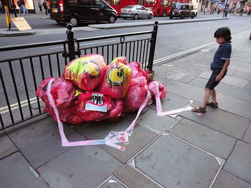 Chàng trai đam mê trang trí rác thải trên phố - 8