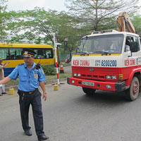 Tin tức trong ngày - Thanh tra giao thông được dùng súng?