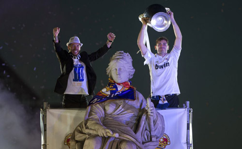 Real ăn mừng “decima” nổ tung thành Madrid - 1