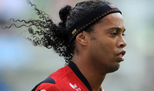 Không dự World Cup, Ronaldinho vẫn nghĩ ra cách kiếm tiền - 1