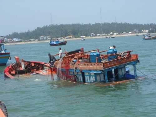 Tàu cá Lý Sơn bị tàu lạ đâm chìm, 2 ngư dân gặp nạn - 1