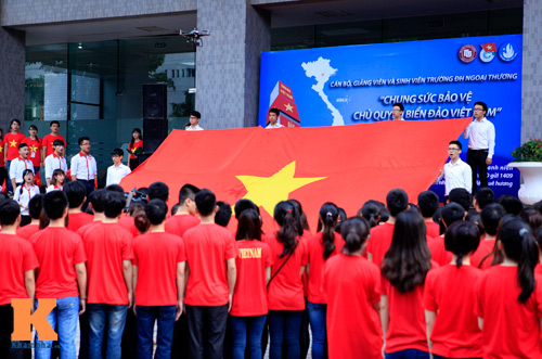 Sinh viên Ngoại Thương xếp hình bản đồ Việt nam - 9