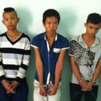 Pháp luật - Bắt nhóm côn đồ gặp người là… chém