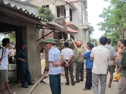 Sập giàn giáo, một thợ xây bị bê tông đè chết - 2