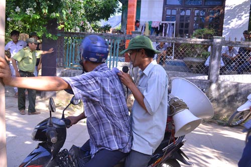 Bò tót lăn ra chết sau khi húc 5 người thương vong - 3