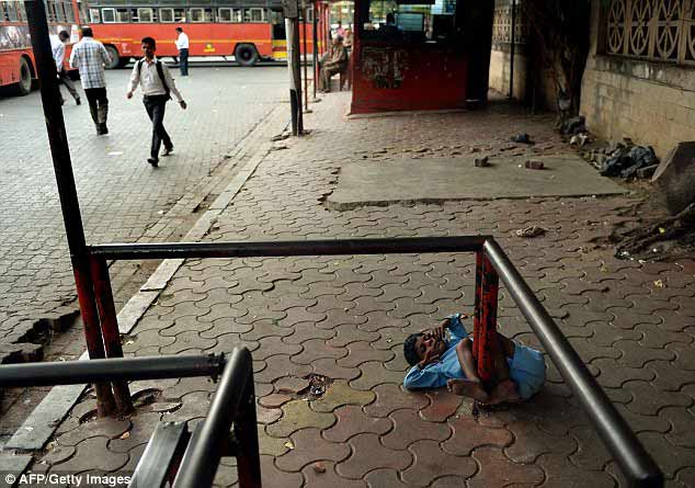 Ấn Độ: Bà buộc cháu vào trạm xe bus để đi kiếm tiền - 1