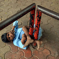 Tin tức trong ngày - Ấn Độ: Bà buộc cháu vào trạm xe bus để đi kiếm tiền