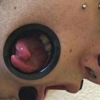 Phi thường - kỳ quặc - Sốc với cái lưỡi chẻ đôi có thể thò qua má