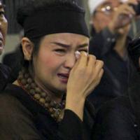 Thanh Lam nức nở trong đám tang cha