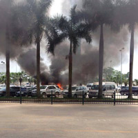 3 ô tô bốc cháy dữ dội tại sân bay Nội Bài
