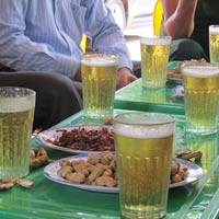 Sức khỏe đời sống - Bia "cỏ" giá siêu rẻ cứ uống là đau đầu, vì sao?