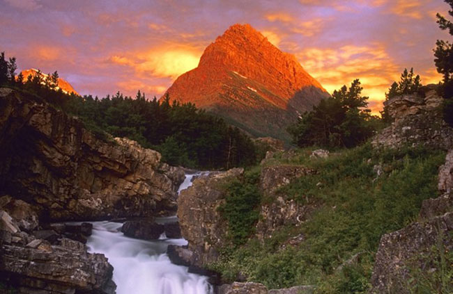 1. Núi Grinnell (Mỹ). Nằm ở trung tâm công viên quốc gia Glacier, thuộc tiểu bang Montana, bên cạnh hồ Swiftcurrent, ngọn núi có hình dáng ấn tượng này được đặt theo tên của nhà nhân chủng học nổi tiếng người Mỹ: George Bird Grinnell.
