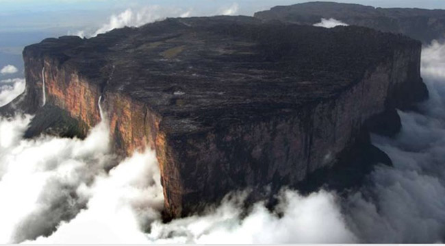 2. Núi Roraima – Venezuela.&nbsp;Núi Roraima, còn có tên gọi là RoraimaTepui hoặc Cerro Roraima, nằm ở khu vực biên giới 3 nước Venezuela, Brazil và Guyana. Đây được xem là một trong những ngọn núi lâu đời nhất trên thế giới, có niên đại khoảng hai tỷ năm trước trong thời kỳ tiền Cambri.
