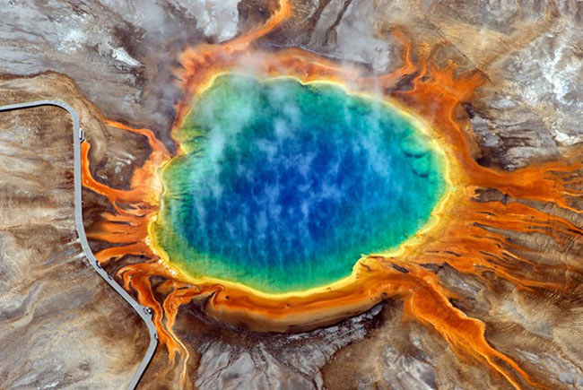 5. Hồ nước nóng Grand Prismatic – Wyoming.&nbsp;Grand Prismatic là hồ nước nóng lớn nhất nước Mỹ và lớn thứ ba trên thế giới. Nước trong hồ có màu sắc vô cùng sặc sỡ và sống động, được tạo thành từ các loại vi khuẩn sắc tố sống trong môi trường nước giàu khoáng chất.
