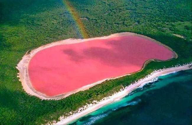 7. Hồ Retba – Senegal.&nbsp;Hồ Retba còn được biết với cái tên Lac Rose, nằm trên bán đảo Vert của Senegal (điểm cực Tây của Châu Phi) trên diện tích khoảng 3 km vuông.
