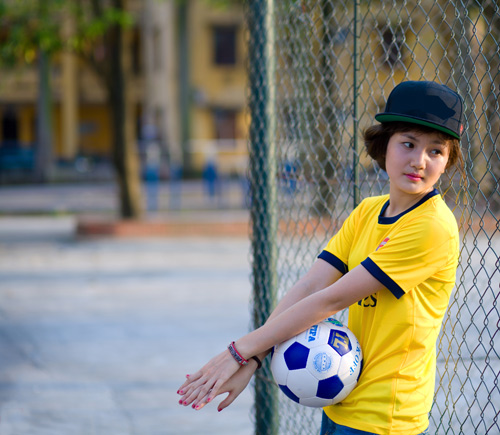 Nữ sinh dân tộc Mông đón mùa World Cup 2014 - 1