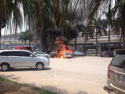 3 ô tô bốc cháy dữ dội tại sân bay Nội Bài - 1