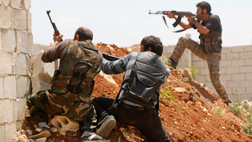 Mỹ dạy phiến quân Syria cách kết liễu thương binh? - 1