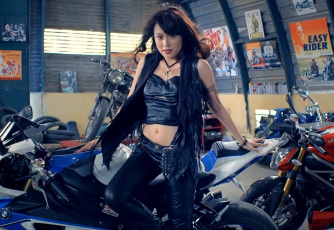 Trong MV Crazy, Hoàng Thùy Linh còn khiến khán giả bất ngờ khi xuất hiện bên cạnh hàng loạt xe mô tô khủng
