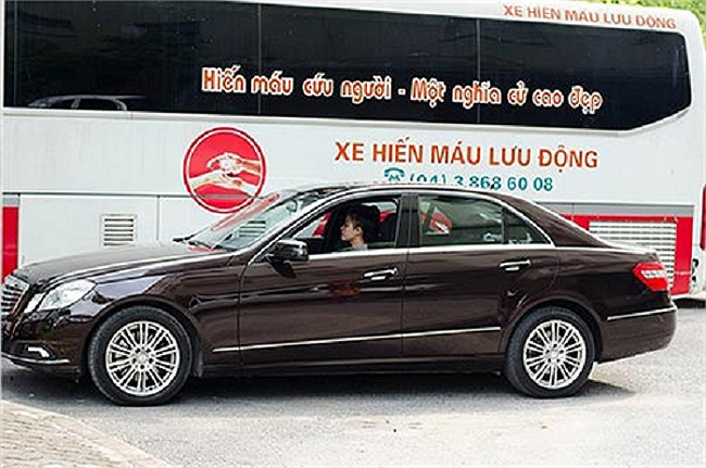 Chiếc xe Mercedes màu đen này thường được Hoàng Thùy Linh sử dụng làm phương tiện đi lại hàng ngày.
