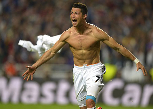 Ronaldo HOT hơn hẳn Messi - 1