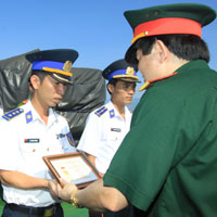 Trao tặng huy hiệu “Tuổi trẻ dũng cảm” cho 2 cảnh sát biển
