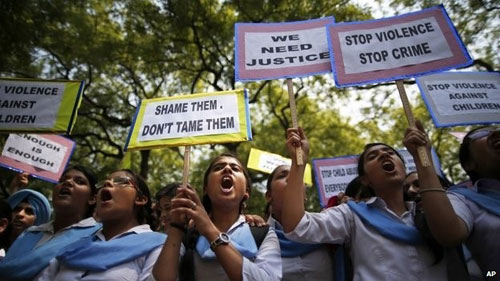 Ấn Độ: Hai thiếu nữ bị cưỡng hiếp, treo lên cây - 1
