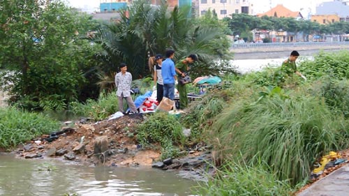 Thi thể một phụ nữ bị cắt cổ gần cầu Ông Lãnh - 1