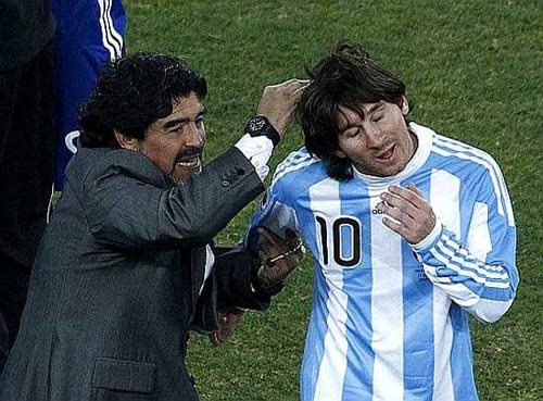 Messi ghen tị với Maradona - 2