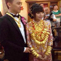 Phi thường - kỳ quặc - Lóa mắt với cô dâu đeo 70 chiếc vòng vàng nặng trĩu