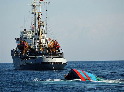 Ngư dân bị đâm chìm tàu có thể khởi kiện Trung Quốc - 1