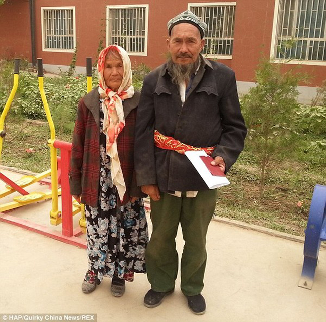 Cụ bà Sawuti, 113 tuổi và ông Ahemti, 70 tuổi cùng là thành viên của một trại dưỡng lão tại Tân Cương, Trung Quốc.
