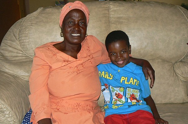 “Cô dâu” là cụ bà Helen Shabangu (đến từ Tshwane, Nam Phi) 61 tuổi còn chú rể là cậu bé Sanele Masilela mới chỉ... 8 tuổi.
