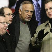 Bóng đá - Cha chết, anh em nhà Glazer đòi bán tháo M.U chia phần