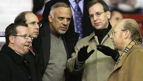 Cha chết, anh em nhà Glazer đòi bán tháo M.U chia phần - 1