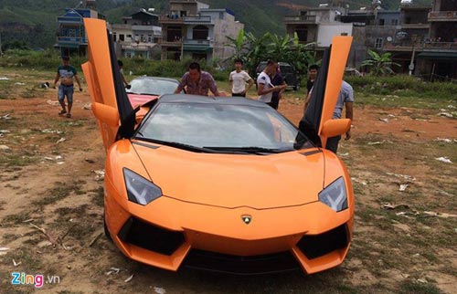 Lamborghini Aventador mui trần đầu tiên xuất hiện ở Việt Nam - 1