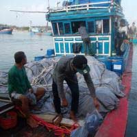 Tin tức trong ngày - Khẩn cấp đưa ngư dân nguy kịch trên biển vào bờ