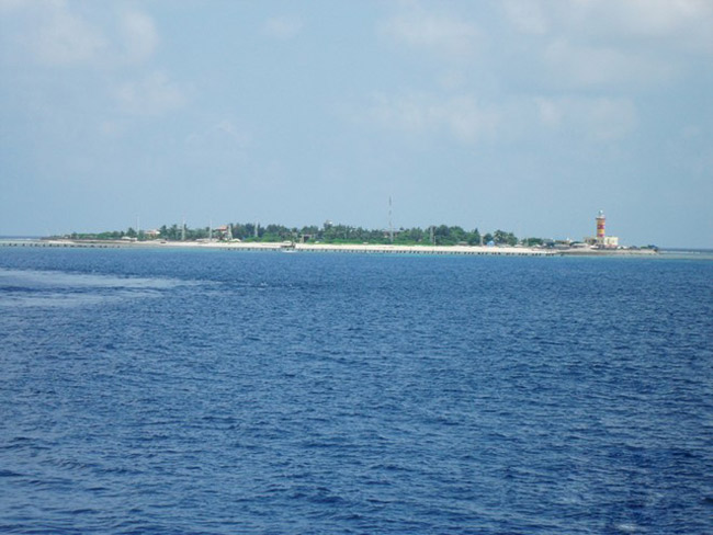 Đảo Sơn Ca nằm yên bình giữa biển khơi.
