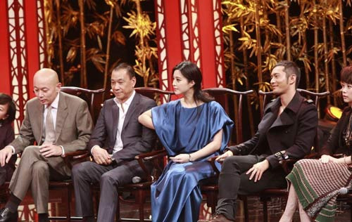 Bối rối khi gặp cảnh sao chỉnh sửa váy áo - 13