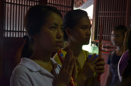 Đến Văn Miếu cầu may, sĩ tử vái lạy rùa đá từ hàng rào - 3