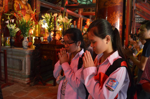 Đến Văn Miếu cầu may, sĩ tử vái lạy rùa đá từ hàng rào - 4