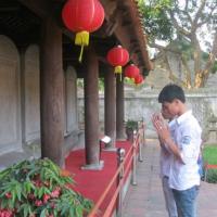 Giáo dục - du học - Đến Văn Miếu cầu may, sĩ tử vái lạy rùa đá từ hàng rào