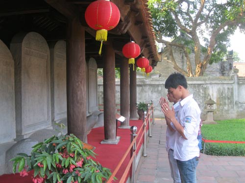 Đến Văn Miếu cầu may, sĩ tử vái lạy rùa đá từ hàng rào - 6