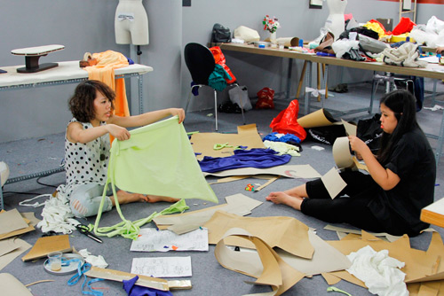 Thí sinh Project Runway vất vả với thử thách cướp cờ - 4