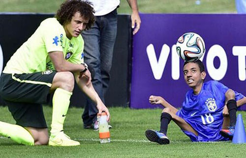 Cậu bé ngồi xe lăn tâng bóng khiến cầu thủ Brazil rơi nước mắt - 1