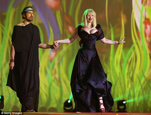 Sốc với vòng 1 kinh dị của Courtney Love - 3