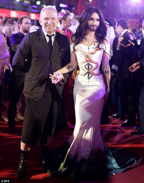 Sốc với vòng 1 kinh dị của Courtney Love - 8