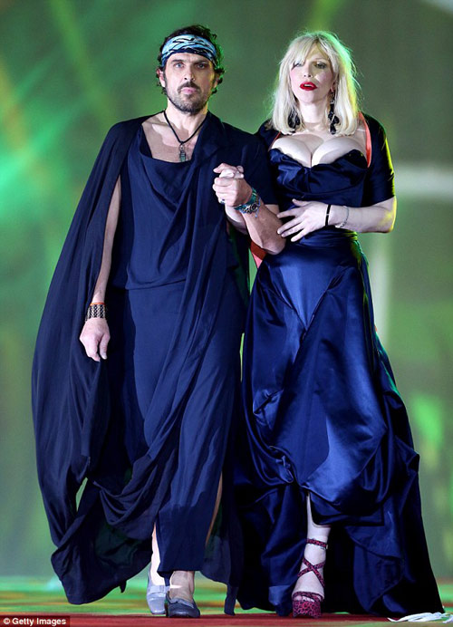 Sốc với vòng 1 kinh dị của Courtney Love - 4